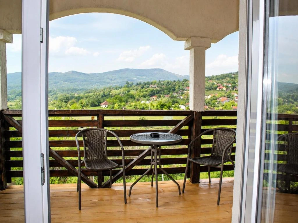 Balcon cu vedere la dealuri