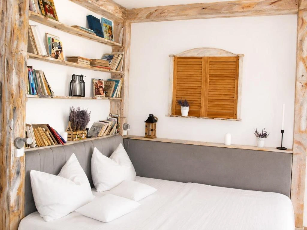 Detaliu cameră cu bibliotecă și mobilier din lemn