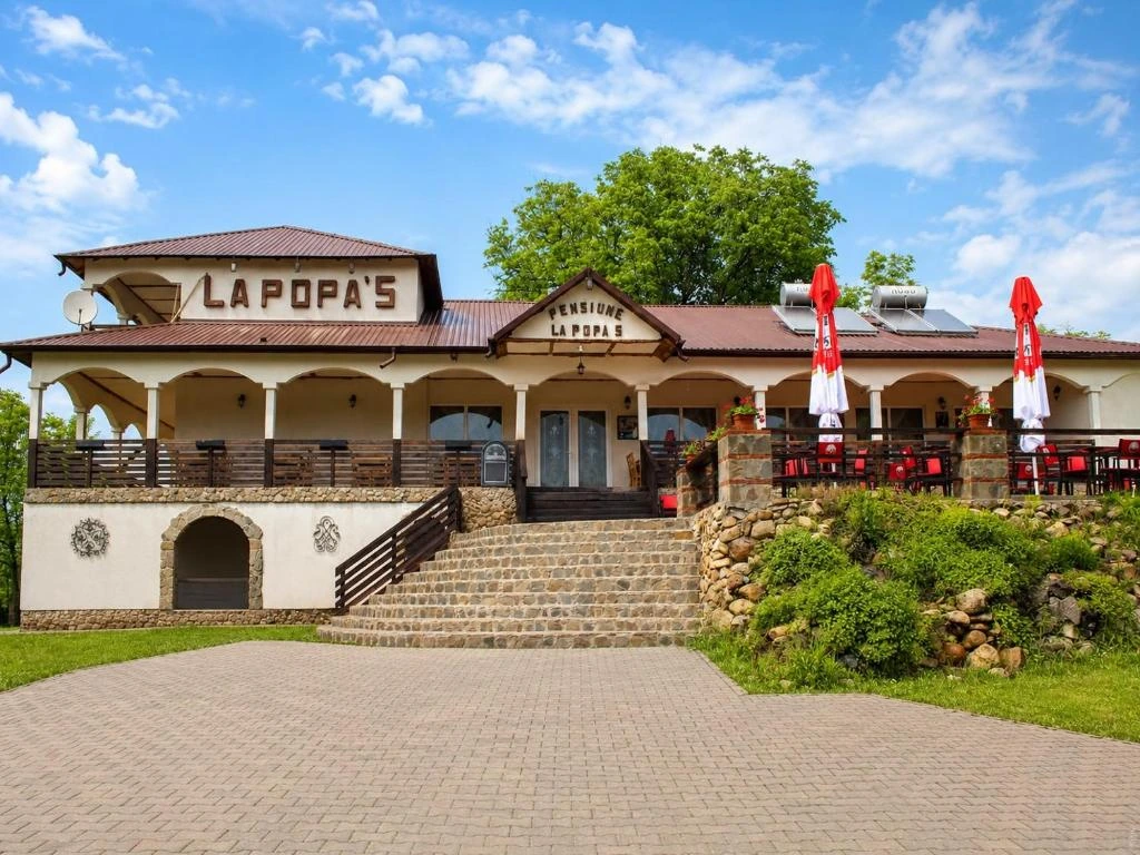 Fațada Pensiunii La Popa's